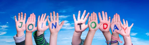 Niños Manos Construyendo Palabra Únete hoy, Cielo Azul — Foto de Stock