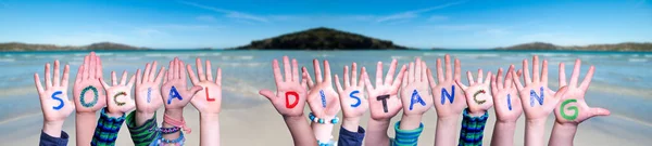 Kinderen handen bouwen woord sociale afstand, oceaan achtergrond — Stockfoto