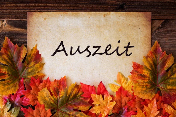 Stary papier z tekstem Auszeit oznacza relaks, kolorowe liście dekoracji — Zdjęcie stockowe