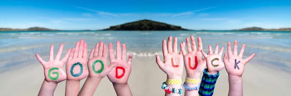 Barn händer håller Word Good Luck, Ocean Bakgrund — Stockfoto