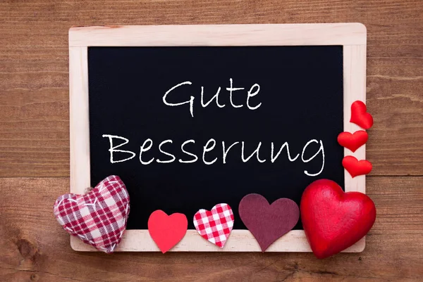 Balckboard z czerwonym sercem dekoracji, tekst Gute Besserung oznacza wyzdrowieć wkrótce — Zdjęcie stockowe
