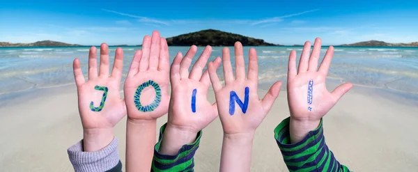孩子们手拉手，一起拼字，海洋背景 — 图库照片