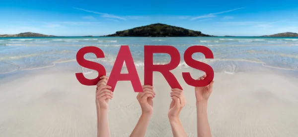 Människor händer som håller Word SARS, Ocean Bakgrund — Stockfoto