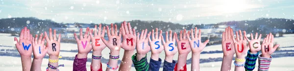 Crianças mãos construindo Wir Vermissen Euch significa que sentimos sua falta, fundo de inverno — Fotografia de Stock