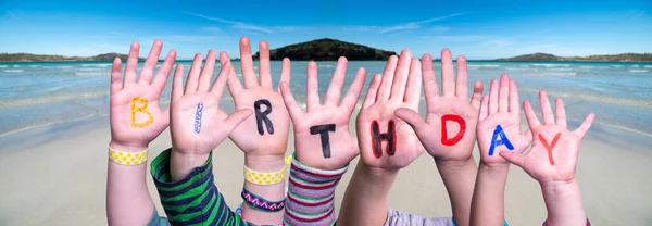 Dzieci Ręce Budowanie Word Urodziny, Tło oceanu — Zdjęcie stockowe