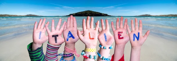 Children Hands Building Word Italien Means Italy, Ocean Background — Stock Photo, Image