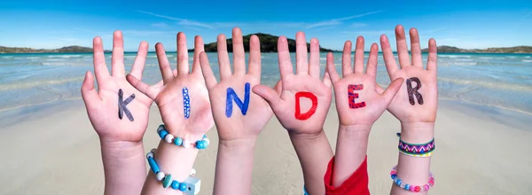 Çocuk Elleri Sözcük İnşa Etmek Çocuklar, Okyanus Arkaplanı — Stok fotoğraf