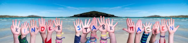 Mãos de crianças, Kinder Stark Machen significa fortalecer as crianças, fundo do oceano — Fotografia de Stock