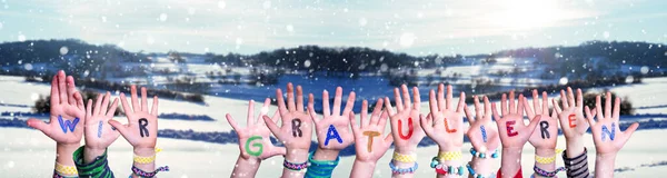 Παιδιά Χέρια, Wir Φιλοδώρημα σημαίνει Συγχαρητήρια, χιονισμένο φόντο χειμώνα — Φωτογραφία Αρχείου