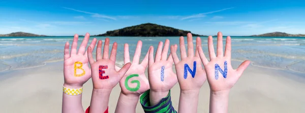 Kinderhände Wortbildung Anfang bedeutet Anfang, Ozeanhintergrund — Stockfoto