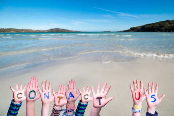 Çocuklar Eller Sözcük Oluşturuyor Bizimle İletişim Kurun, Okyanus Arkaplanı — Stok fotoğraf