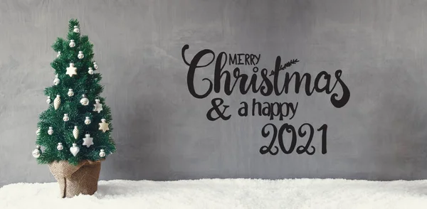 크리스마스 트리, 실버 볼, 스노우, 메리 크리스마스 그리고 행복 한 2021 — 스톡 사진