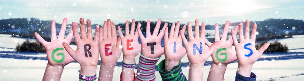 Niños manos construyendo saludos de palabra, fondo nevado de invierno —  Fotos de Stock