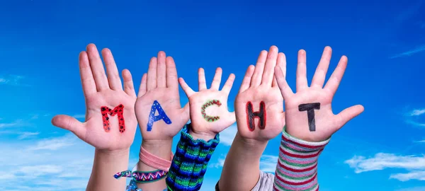 Le mani dei bambini che costruiscono Word Macht significa Potere, cielo blu — Foto Stock