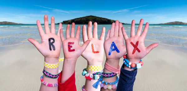 Mani dei bambini Costruzione Parola Relax, Oceano sfondo — Foto Stock
