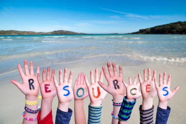 Çocuk Elleri Sözcük Kaynakları İnşa Ediyor, Okyanus Arkaplanı — Stok fotoğraf