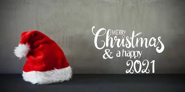 Red Santa Hat, Cemento, Calligrafia Buon Natale e Felice 2021 — Foto Stock