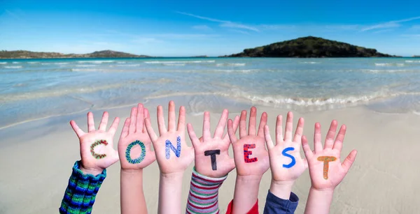 Детские руки Строительство Word Contest, Ocean Background — стоковое фото