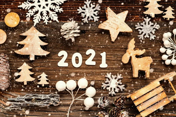 Decorazione di Natale in legno, 2021, Albero, Cono di abete e fionda, Fiocchi di neve — Foto Stock