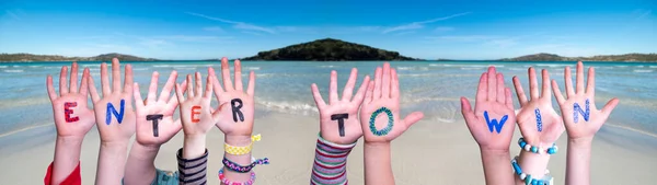 Barn händer byggnad Word enter för att vinna, Ocean Bakgrund — Stockfoto