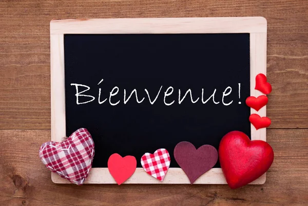 Balckboard avec décoration coeur rouge, texte Bienvenue signifie bienvenue — Photo