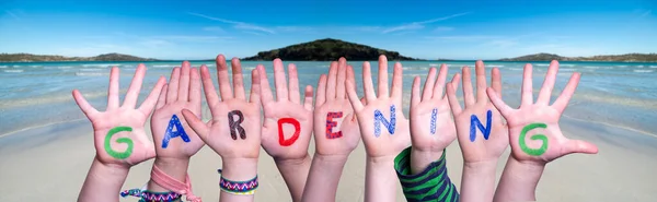 Dzieci Ręce Budowanie Word Ogrodnictwo, Tło oceanu — Zdjęcie stockowe