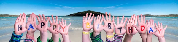 Dzieci Ręce Budowanie słowa Wszystkiego najlepszego, Ocean Tło — Zdjęcie stockowe