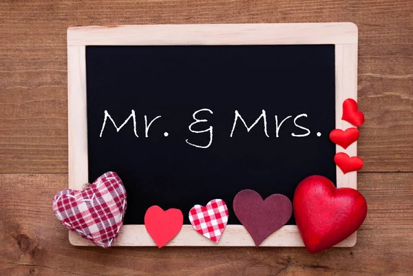 Balckboard med rött hjärta dekoration, Text Mr och Mrs, Trä bakgrund — Stockfoto