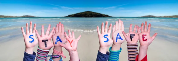 Kinderhände halten Wort sicher, Ozeanhintergrund — Stockfoto