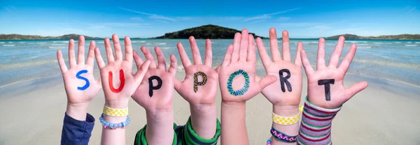 Kinderen handen bouwen Woord Ondersteuning, Ocean Achtergrond — Stockfoto