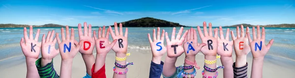 Barn händer, snällare Staerken innebär stärka barn, Ocean Bakgrund — Stockfoto