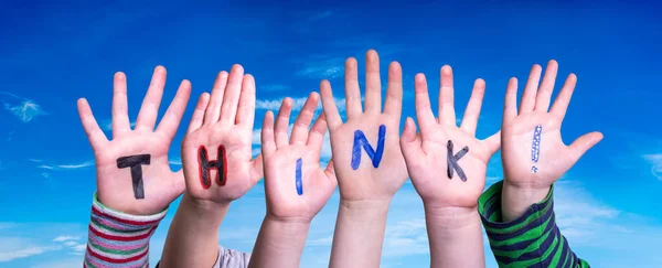 Niños Manos Construyendo Pensamiento de Palabras, Cielo Azul — Foto de Stock