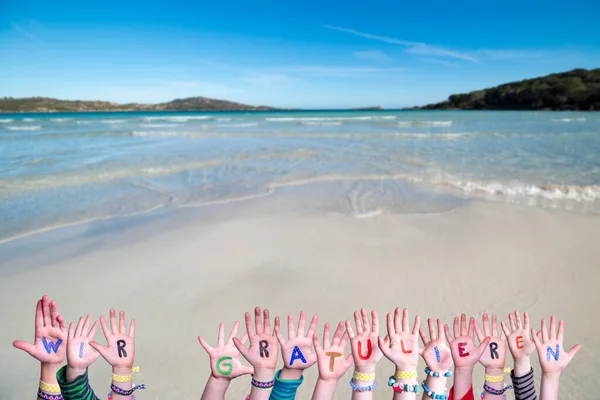 子供の手、ウィルGratulien平均おめでとう、海の背景 — ストック写真