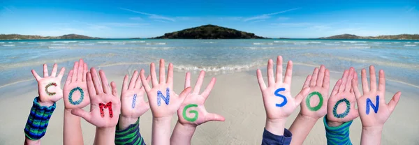 Crianças mãos construindo palavra em breve, fundo do oceano — Fotografia de Stock