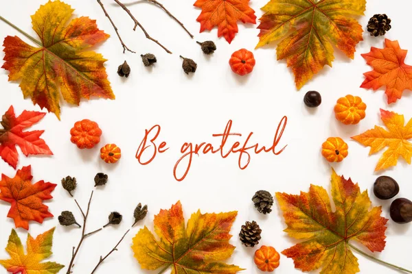 Decoración colorida brillante de la hoja de otoño, texto en inglés sea agradecido —  Fotos de Stock