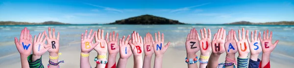 Kinderhände bauen Wir Bleiben Zuhause bedeutet, dass wir zu Hause bleiben, Ocean Background — Stockfoto