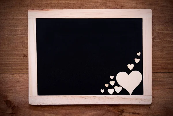 Balckboard με ξύλινη διακόσμηση καρδιάς, Copy Space, ξύλινο φόντο — Φωτογραφία Αρχείου