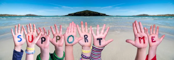 Mani dei bambini che costruiscono Word Support Me, Ocean Background — Foto Stock