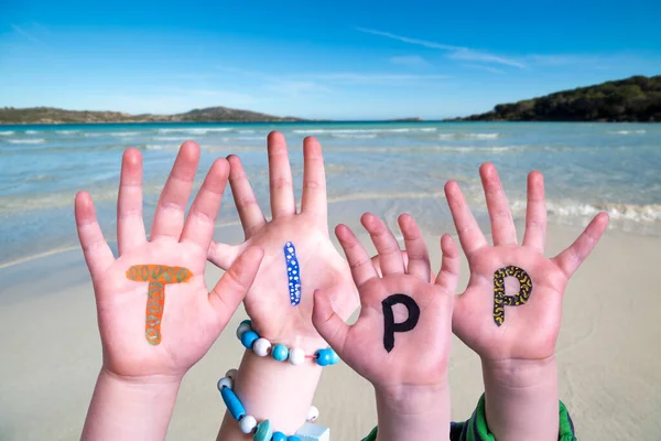 Dzieci Ręce Budowanie Word Tipp oznacza wskazówka, Tło oceanu — Zdjęcie stockowe