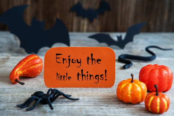 Etichetta arancione, Godetevi le piccole cose, Decorazione spaventosa di Halloween — Foto Stock