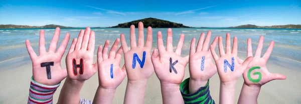 Dzieci Ręce Budowanie Word Thinking, Tło oceanu — Zdjęcie stockowe