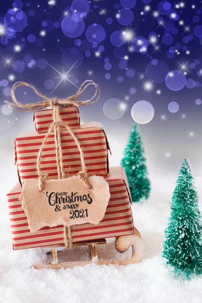 Сани, подарок, снег, счастливое Рождество и счастливый 2021 год, фиолетовый фон — стоковое фото