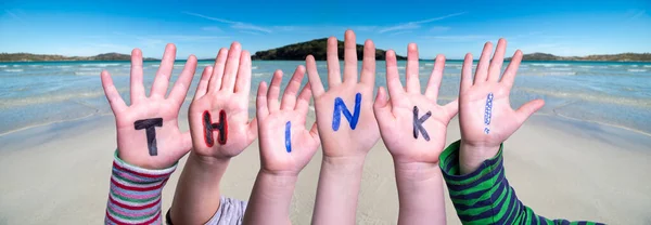 Barn händer bygga ord tänka, Ocean Bakgrund — Stockfoto