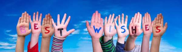 Crianças Mãos Construção Palavra Melhores Desejos, Céu Azul — Fotografia de Stock