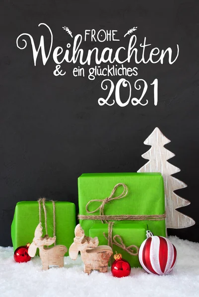 绿色礼物、球、雪、树、糖果糖2021意味着2021年快乐 — 图库照片