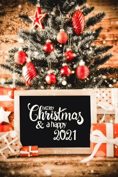 Luminoso albero di Natale, regali, fiocchi di neve, Buon Natale e un felice 2021 — Foto Stock