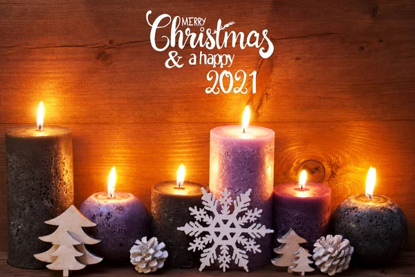 Vela roxa, ornamento de Natal, Feliz Natal e feliz 2021 — Fotografia de Stock