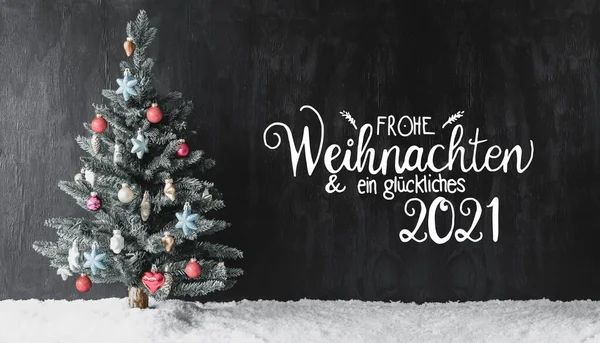 Albero di Natale, neve, palla colorata, glueckliches 2021 significa felice 2021 — Foto Stock