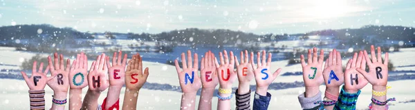 Mãos de crianças, Frohes Neues Jahr significa feliz ano novo, fundo de inverno nevado — Fotografia de Stock