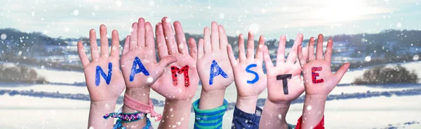 Bambini mani Costruzione Parola Namaste significa Ciao, sfondo invernale nevoso — Foto Stock